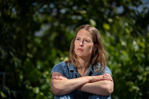 Præsentationen af den nye formand for Journalisthøjskolen er endnu et led i regeringens kritik af de pågående medier, mener Berlingskes chefredaktør. Socialdemokratiet afviser anklagen. 