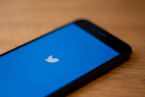 Den voksende bekymring for politisk misinformation på de sociale medier har fået Twitter til at forbyde politiske reklamer globalt. Det var en billig beslutning for Twitter, men det kan blive dyrt for Facebook.