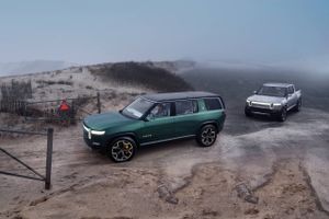 Rivian, der står bag den elektriske pickup-truck R1T, har hentet 77 mia. kr. på en børsnotering. Blandt ejerne er Amazon og Ford.