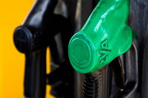 Råoliepriserne kan være på vej mod 100 dollars pr. tønde, mener flere analytikere, og det kan komme til at koste bilisterne dyrt. Foto: EOF