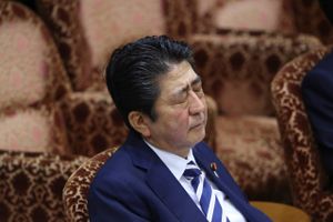 Japans premierminister, Shinzo Abe, lovede vækst, men fokuserede på konservative mærkesager. Nu har vælgerne tilføjet hans parti et grumt nederlag. Foto: AP Photo/Koji Sasahara