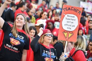 Vrede lærere i røde trøjer har belejret myndighederne fra Californien til den amerikanske østkyst med krav om bedre løn og investeringer i et nødlidende offentligt skolesystem.
