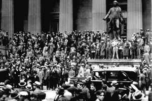 Dagen, da "De Brølende 20'ere" sluttede: Nervøse småinvestorer samles på trappen foran New York Stock Exchange den 24. oktober 1929, også kaldet "Sorte Torsdag", da Dow Jones-indekset dykkede 11 pct. Fem dage senere kom børskrakket, der medførte massive tab og blev starten på Depressionen i 1930'erne. Foto: AP   