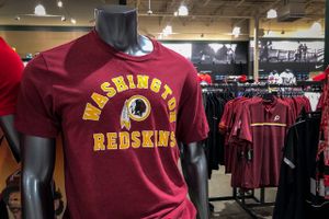 Presset for et hurtigt navneskift stiger for fodboldholdet Washington Redskins, hvor senest Amazon.com har forbudt salg af produkter med holdets navn og logo, der kan virke stødende.  