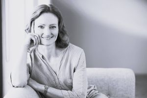 Vi har længe behandlet medarbejdertrivsel som et personalegode. Men i en moderne vidensøkonomi, hvor værdien skabes gennem menneskers fokus, dømmekraft og samarbejdsevne, er mental kapacitet et forretningskritisk aktiv med direkte betydning for bundlinjen.