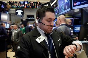 Trader Joseph Lawler checks his watch as he works on the floor of the New York Stock Exchange, Wednesday, April 19, 2017. U.S. stocks are rebounding Wednesday morning as strong results from Morgan Stanley and rising bond yields send banks and other financial companies higher. Foto: AP/Richard Drew