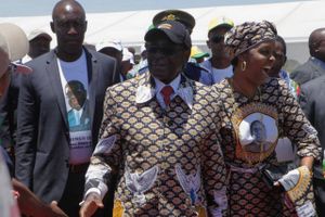 Zimbabwes førstedame, Grace Mugabe, jublede, da præsident Robert Mugabe udnævnte hende til formand for regeringspartiets kvindeliga. Med titlen følger en plads i det magtfulde politbureau. Foto:Tsvangirayi Mukwazhi/AP