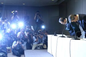 Toshibas  bestyrelsesformand Masashi Muromachi og daværende direktør Hisao Tanaka bukker dybt overfor pressen den 21. juli 2015. Toshiba var netop blevet taget i massiv regnskabssvindel. Tanaka er siden gået af, afløst af Muromachi. Foto: Yomiuri Shimbun via AP
