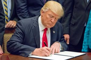 De første 100 dage som præsident har Donald Trump primært regeret via dekreter. Foto: AP/Ron Sachs 