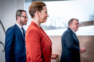 Den nye regering lover tre markante tiltag, som ingen af de tre partier gik til valg på. Samtidig bryder Venstre og Moderaterne markante løfter til vælgerne. »Sådan er demokratiet jo,« siger Jakob Ellemann-Jensen. Mette Frederiksen er ikke bekymret over kritikken af løftebruddene.