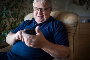Den 65-årige Henrik Rasmussen er en af de ældre danskere, som er med til at sikre, at brugen af Mobilepay stadig vokser. Foto: Joachim Ladefoged.