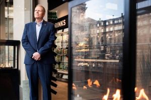 I en menneskealder har 7-Eleven drevet franchising i Danmark. Undervejs har konceptet haft op- og nedture, men nu er detailkæden landet solidt. Til gengæld ser topchef Jesper Østergaard, at de konkurrerende detailkæder kigger sultent efter forretningsmodellen.