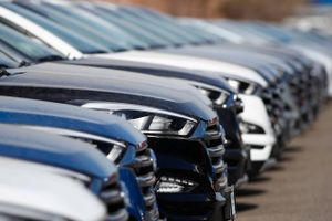 En række usolgte Santa Fe-modeller ved en Hyundai-forhandler i Denver i staten Colorado er vidnesbyrd om nedgangen i bilsalget i USA. Foto: AP/David Zalubowski