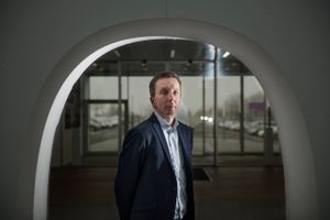 Investorerne holder brandudsalg med aktierne i de store børsnoterede høreapparatkoncerner William Demant og GN Store Nord. I investeringsbanken Carnegie undrer aktieanalysechef Niels Leth sig.