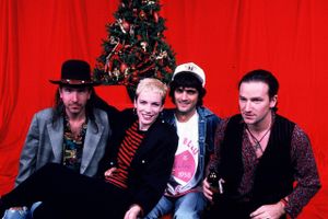 U2 guitarist the Edge, Annie Lennox of Eurythmics, producer Jimmy Iovine and U2 singer Bono pose for a promotional photo from "A Very Special Christmas," which was first released in 1987. Foto: Special Olympics