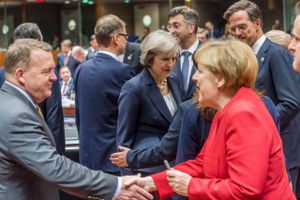 Statsminister Lars Løkke Rasmussen hilser på Tysklands kansler Angela Merkel ved topmødet i Bruxelles. Foto: Geert Vanden Wijngaert/AP