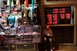 En vekselbod i basaren i Istanbul. Næsten halvdelen af alle tyrkere har parkeret penge i fremmed valuta. Foto: AP