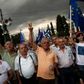 Græske borgere på gaden før søndagens folkeafstemning, hvor vælgerne skal tage stilling til kreditorernes krav om græske besparelser og reformer til gengæld for at hjælpe Grækenland med lån.