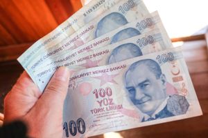 Tyrkiske lira er fredag morgen faldet 10 pct. over for dollaren. Foto: AP