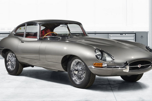 Her ses første E-Type Reborn. Det er en 1965 Fixed Head Coupe med en 4.2-liter inline-six motor og lakken er Gunmetal Grey. Jaguar restaurerer foreløbig kun Series 1 E-Types. Foto: Jaguar. 