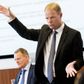 Lundbecks adm. direktør Kåre Schultz præsenterer selskabets regnskab for 2016. I baggrunden selskabets finansdirektør Anders Götzsche. Foto: Charlotte de la Fuente
