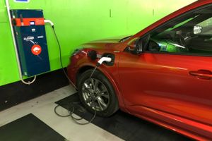 Ford Kuga Plug-in Hybrid, der for tiden er den mest populære bil herhjemme, er blevet ramt af tekniske problemer, som i værste fald kan resultere i brand i bilen.