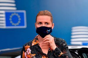 Danmark får 9,8 mia. kr. i coronahjælp fra EU, som regeringen ikke har taget med på finansloven. Det er mere end finansministerens “krigskasse“. Støttepartier undrer sig og vil have indflydelse.