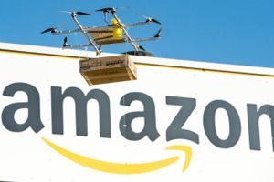 Amazon udvikler hele tiden sin forretning. Her tester selskabet en dronelevering i Leipzig, 2014. Firmaet har satset stort på dronefragt som fremtidens transportindustri. Foto: Peter Endig/picture-alliance/dpa/AP Images