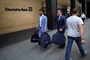 Oprindeligt forlød det, at de to mænd på billedet var Deutsche Bank-ansatte, som var blevet fyret. Det viste sig senere, at det var skræddere. Foto: Simon Dawson