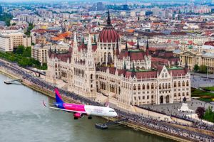 Ungarske Wizz Air er et af de eneste flyselskaber på vingerne i Europa netop nu, og stifteren strutter af selvtillid og tro på fremtiden. Coronakrisen vil svække de svage og styrke de stærke i branchen, mener han. Ny rute til Ukraine åbner fra Billund i juli. 
