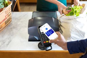 Jyske Bank og Nordea lancerer nu Google Pay som en kontaktløs betalingsløsning. Det handler om at tilbyde kunderne de fedeste gimmicks og gadgets på markedet, lyder det, men Dansk Erhverv har imidlertid svært ved at få øje på fornyelsen.