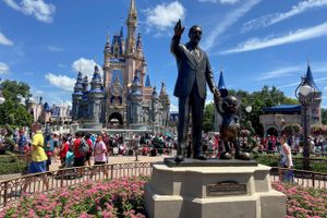 Disneys erklærede vision var i mange år, at "gøre mennesker glade." Internt i den vidtforgrenede milliardkoncern er der dog formodentlig langt mellem smilene for tiden. 