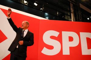 Statsminister Mette Frederiksen hæfter sig ved, at søsterpartiet er størst. Venstre ser FDP som kongemager.