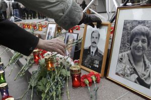 Selv om den russiske presses dækning af terroraktioner er mindre følelsesladet end i Vesten, forhindrer det ikke pårørende til ofrene at markere angrebene. Her er det belejringen af Dubrovka-teatret i Moskva i oktober 2002, der kostede over 170 omkomne, deraf 40 terrorister, der mindes. Foto: Misha Japaridze/AP