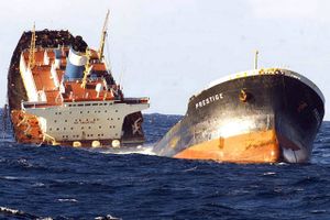 Olietankskibet "Prestige", der var indregistreret i Bahamas, forliste og sank i Atlanterhavet ud for det nordvestlige Spanien den 19. november 2002, hvilket udløste en af de alvorligste olieforureningskatastrofer i Europa. Kort forinden var det sejlet gennem dansk farvand. Foto: AP  