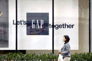 Gap har butikker i lande over det meste af verden. Her i Kina. Nu lukkes de fysiske butikker i Storbritannien og Irland. Foto: Imaginechina via AP.