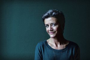 EU's konkurrencekommissær, Margrethe Vestager, får flere steder rosende ord med på vejen.