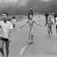 Det ikoniske billede af en vietnamesisk pige, som flygter fra amerikanske napalmangreb er blevet centrum i en sag om censur på Facebook. Foto: Nick Ut/AP