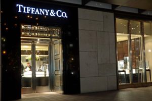 Luksuskoncernen LVMH bekræfter nu, at den har indledt forhandlinger med smykkefirmaet Tiffany om et opkøb. Buddet lyder på mere end 14 mia. dollar.