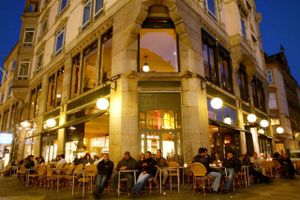 Gæsterne kan fra bordene uden for Café Norden se over på den dyre Yves Saint Laurent butik på Amagertorv. Det italienske modehus Prada var klar til at give en årlig husleje på 10 mio. kr. og et 