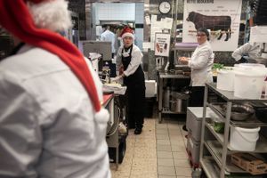 Supermarkedernes ansatte i slagter- og delikatesseafdelinger, som her Meny i Rønde, har høj fart disse dage i produktion af færdiglavet julemad som sendes ud af huset. Foto: Christian Lykking. 