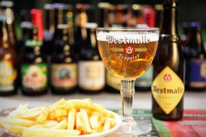 Belgien er berømt for sine øl, pommes frites, chokolade og vafler. Øl og pommes frites følges ofte ad. Foto: Getty Images
