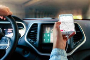 Virus og malware kan komme ind i bilen på mange måder. Bl.a. med apps og selv bluetooth-adgang, advarer Kaspersky. Foto: Bosch