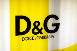 Tre reklamefilm har kostet det italienske modehus Dolce & Gabbana dyrt på det kinesiske marked. Nu beklager selskabets stiftere.