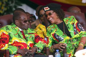 Zimbabwes præsident, Robert Mugabe, og dennes hustru, Grace, under et vælgermøde den 2. juni i Marondera, der ligger omkring 100 km øst for landets hovedstad, Med et friskt pift af reggae håber den 93-årige præsident at kunne sikre sig endnu en periode ved magten. Foto: Tsvangirayi Mukwazhi