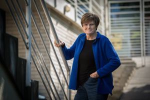 Efter 40 år i laboratoriets mørke blev den ungarskfødte Katalin Karikó med ét verdensberømt, da hendes forskning førte til mRNA-vaccinerne. I de sidste 12 måneder er milliarder af stik blevet givet, men arbejdet er kun lige begyndt, mener Karikó, der ønsker, at forskerne bliver bedre til at komme almindelige menneskers tvivl i møde.