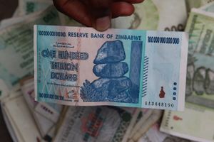 Efter hyperinflation i 2009 skiftede Zimbabwe til amerikanske dollars som foretrukken møntfod. Men nu er der opstået mangel på sedler.