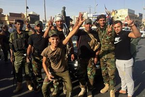 Kurdiske peshmergastyrker er på tilbagetog i den olierige Kirkuk-provins. I Kirkuk by meldes om blodige kampe mellem civile, og tusinder af familier er på flugt.