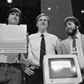 Steve Jobs, yderst til venstre, står på dette foto fra 1984 med efterfølgeren til den første computer fra Apple, Apple II. Ved siden af Jobs ses John Sculley, daværende adm. direktør og medstifter af Apple, Steve Wozniak.