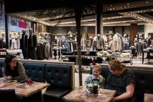 Danske shoppingcentre, som her i Herning, satser endnu mere på spisesteder som del af indkøbstilbuddet. Foto: Joachim Ladefoged.